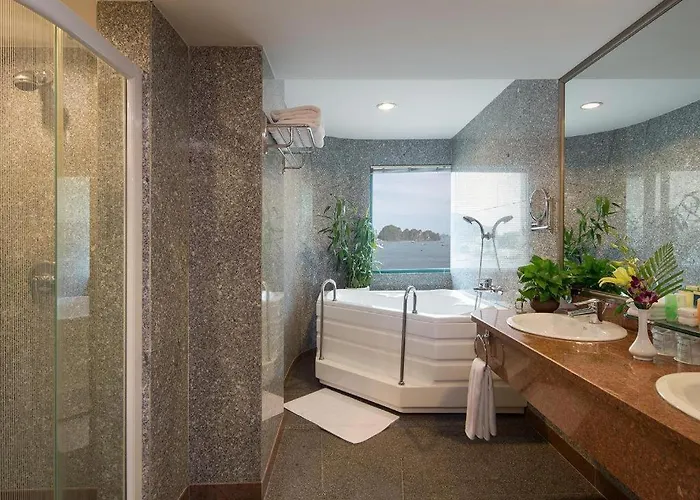 Plaza 4* Hạ Long